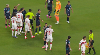 Almiron com a mão na boca em campo