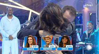 A campeã Sheila abraça o apresentador Leandro Hassum no palco da final