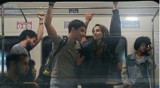 Maurício (João Victor Gonçalves) e Adriana (Letícia Colin) na simulação do metrô de SP
