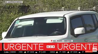 A saída de um veículo no cemitério El Prado: vidros escuros para evitar a identificação dos ocupantes