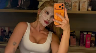 Virginia Fonseca usa máscara para hidratar o rosto