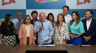 Lula diz que Flávio Bolsonaro vai cortar gastos sociais