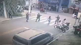 Mulher estava com uma faca e apresentava comportamento alterado quando foi morta
