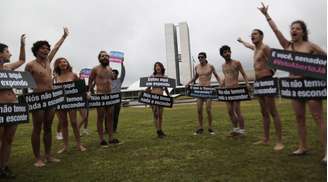 Os manifestantes protestam contra o voto secreto no Congresso