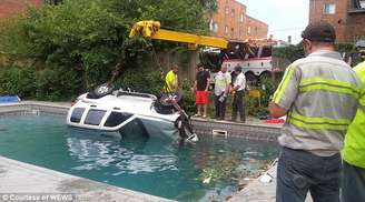 <p>Resgatada, a motorista afirmou que o freio do jipe não estava funcionando e lamentou o ocorrido</p>