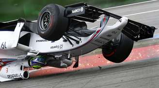 <p>Massa capotou logo na primeira curva e teve que abandonar a segunda corrida seguida</p>