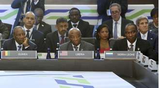 <p>O presidente de Guiné, Alpha Condé, o vice-presidente da Libéria, Joseph Boakai, e o chanceler de Serra Leoa, Samura Kamara, participam de uma cúpula de líderes EUA-África, em Washington, nos Estados Unidos, nesta quarta-feira</p>