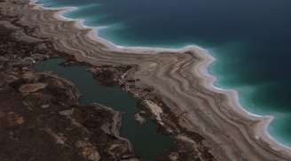 Vista aérea do Mar Morto mostra que o lugar está secando
