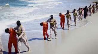 Militantes do Estado Islâmico e reféns cristãos etíopes na praia em Wilayat Barqa