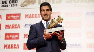 Suárez exibe a segunda Chuteira de Ouro da carreira (Foto: Reprodução / Twitter FC Barcelona)