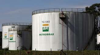 Tanque da Petrobrasem refinaria em Paulínia, Brasil
