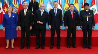 Presidentes Bachelet, Vazquez, Temer, Macri, Cartes e Morales posam em reunião do Mercosul em Mendoza
 21/7/2017    REUTERS/Marcos Brindicci