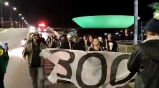 Protesto com tochas em frente ao STF na noite de sábado, 30. 