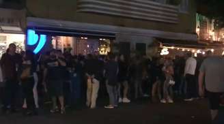 Primeira noite de reabertura de bares e restaurantes no Rio causou grande aglomeração