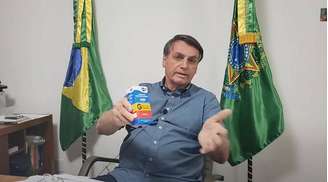 Diagnosticado com a covid-19, presidente Jair Bolsonaro mostrou o medicamento durante uma live e recomendou o uso da cloroquina