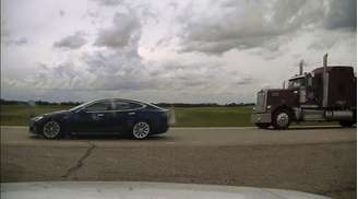 Motorista dormindo em Tesla a 140 km/h é multado no Canadá