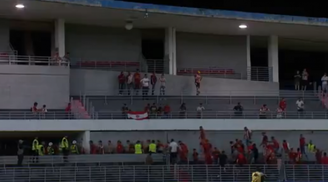 Torcedores do Náutico deixam as arquibancadas após confusão no estádio Rei Pelé (Foto: Reprodução/SporTV)