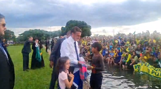 Bolsonaro com o filho de Serere Xavante