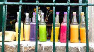Estigmatizada e ainda ilegal, a chicha pode ser encontrada em garrafas coloridas nas 'chicherías' de Bogotá