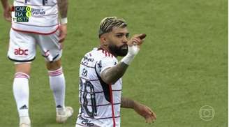 Gabigol exibe o biscoito atirado pelos torcedores do Furacão na Ligga Arena –