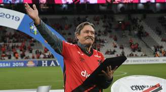 Sicupira recebendo homenagem na Arena da Baixada -