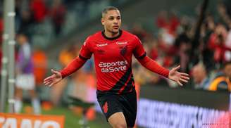 Vitor Roque atuando pelo Athletico - 