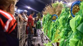 Baiana desmaia durante desfile do Camisa Verde e Branco