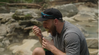 Youtuber Jay Swingler come macarrão instantâneo preparado com água do rio mais quente do mundo