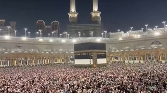 Muçulmanos vão a Meca anualmente em peregrinação