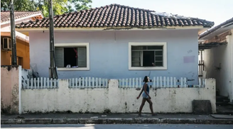 Casa em que Bolsonaro morou em Eldorado Paulista, em frente ao rio Ribeira