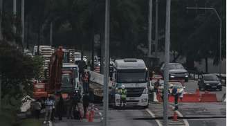 Uma cratera se abriu na Marginal Tietê, sentido Castelo Branco, em São Paulo, na quinta-feira, 10.