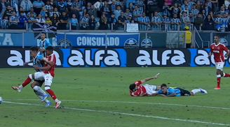 Suposto pênalti no Gre-Nal 447 não marcado pelo árbitro. 