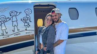 Virginia Fonseca e Zé Felipe diante do jatinho da família: patrimônio milionário graças à popularidade nas redes sociais