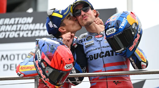 Marc e Alex Márquez comemoram juntos o segundo e terceiro lugares no pódio em Sachsenring, 2024.