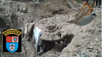 O veículo foi encontrado enterrado após policiais que realizavam um patrulhamento notarem irregularidades no terreno