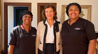 Rainha Silvia com colaboradoras de hotel mineiro: uma nobre sem nenhum traço de esnobismo