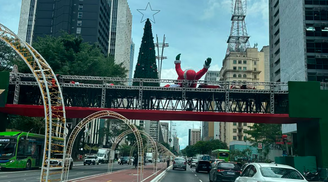Enfeite de Papai Noel na Paulista cai com o vento