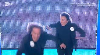 O momento em que Angelo Sotgiu e Angela Brambati tropeçam ao vivo na TV