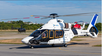 Helicóptero fez pouso forçado no mar em Cabo Frio, no Rio de Janeiro, nesta sexta-feira, 2; veículo era utilizado para táxi aéreo