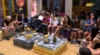 Tadeu Schmidt conversou com os participantes antes da Prova do Anjo e comentou a expulsão de Edilson