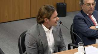 O controlador do Banco Master, Daniel Vorcaro, ao lado de seu advogado Roberto Podval