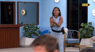 Gabriela discutiu com aliados e jogou pulseira do Vip no chão