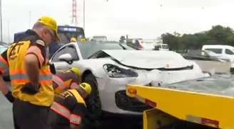 Veículo de luxo colidiu contra a traseira de outro carro na Marginal Tietê