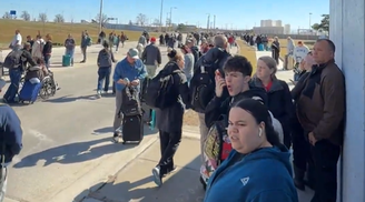 Passageiros foram para a área de pista do aeroporto