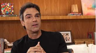 Tadeu Schmidt chora durante entrevista ao 'Fantástico', da TV Globo, ao falar sobre seu irmão Oscar Schmidt