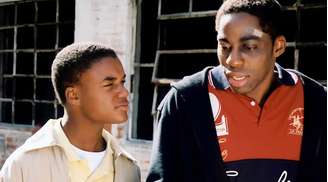 Darlan Cunha e Lázaro Ramos em Meu Tio Matou Um Cara