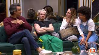 Tadeu Schmidt na casa do BBB 26 com os finalistas Ana Paula, Juliano e Milena, no penúltimo programa da edição.