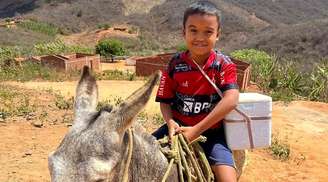Elvis o vendedor de geladinho em cima do seu jumento
