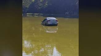 Ajuda pra recuperar carro do Domenique que caiu no lago