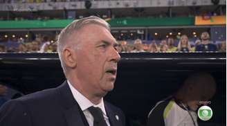 Carlo Ancelotti canta hino do Brasil antes de partida contra o Haiti